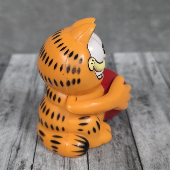 Garfield Holding a Red Pot with Moving Hand | Plastic Collectible Toy Figure - Picture 4 of 7